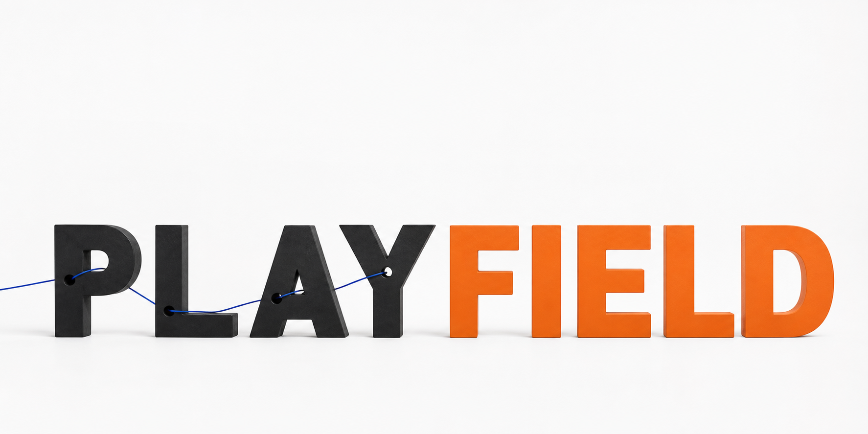 Lettres physiques PLAYFIELD en studio photo, noir et orange avec fil bleu