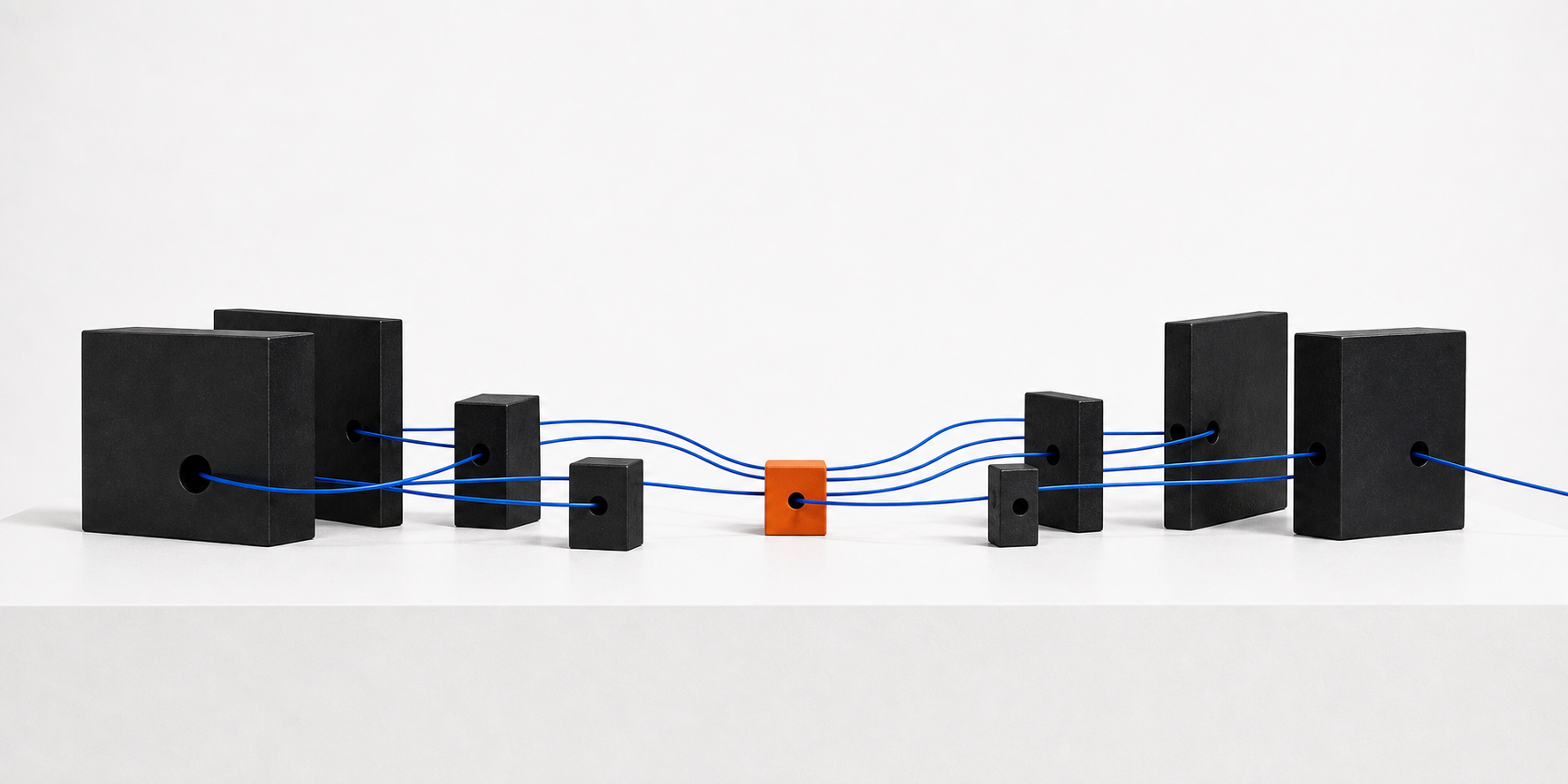 Deux groupes de blocs noirs reli&eacute;s par un fil bleu autour d'un point orange central
