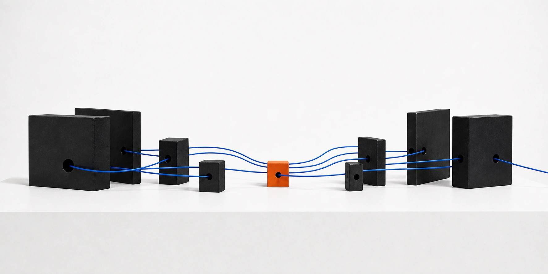 Deux groupes de blocs noirs reliés par un fil bleu autour d’un point orange central