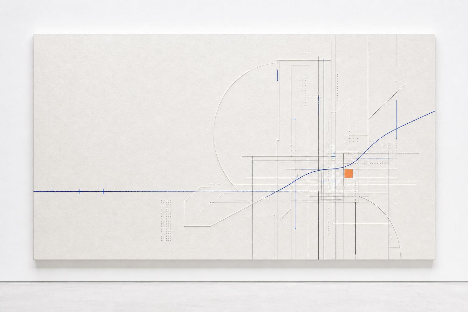 Relief papier minimal avec lignes noires, trace bleue et rep&egrave;re orange repr&eacute;sentant une structure produit