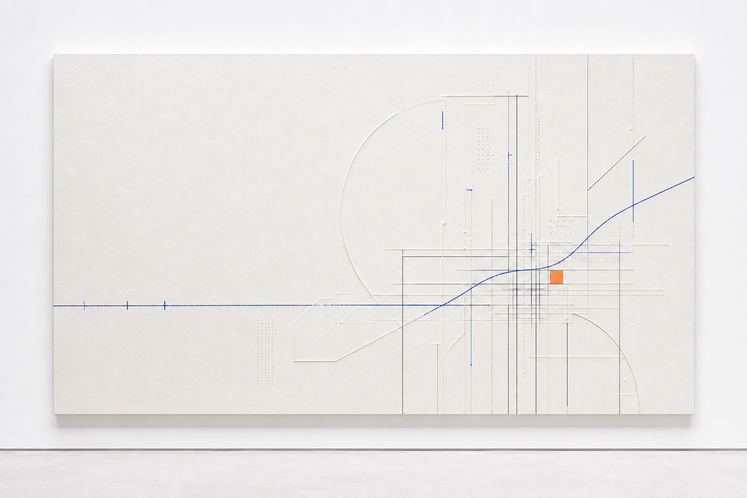 Relief papier minimal avec lignes noires, trace bleue et repère orange représentant une structure produit