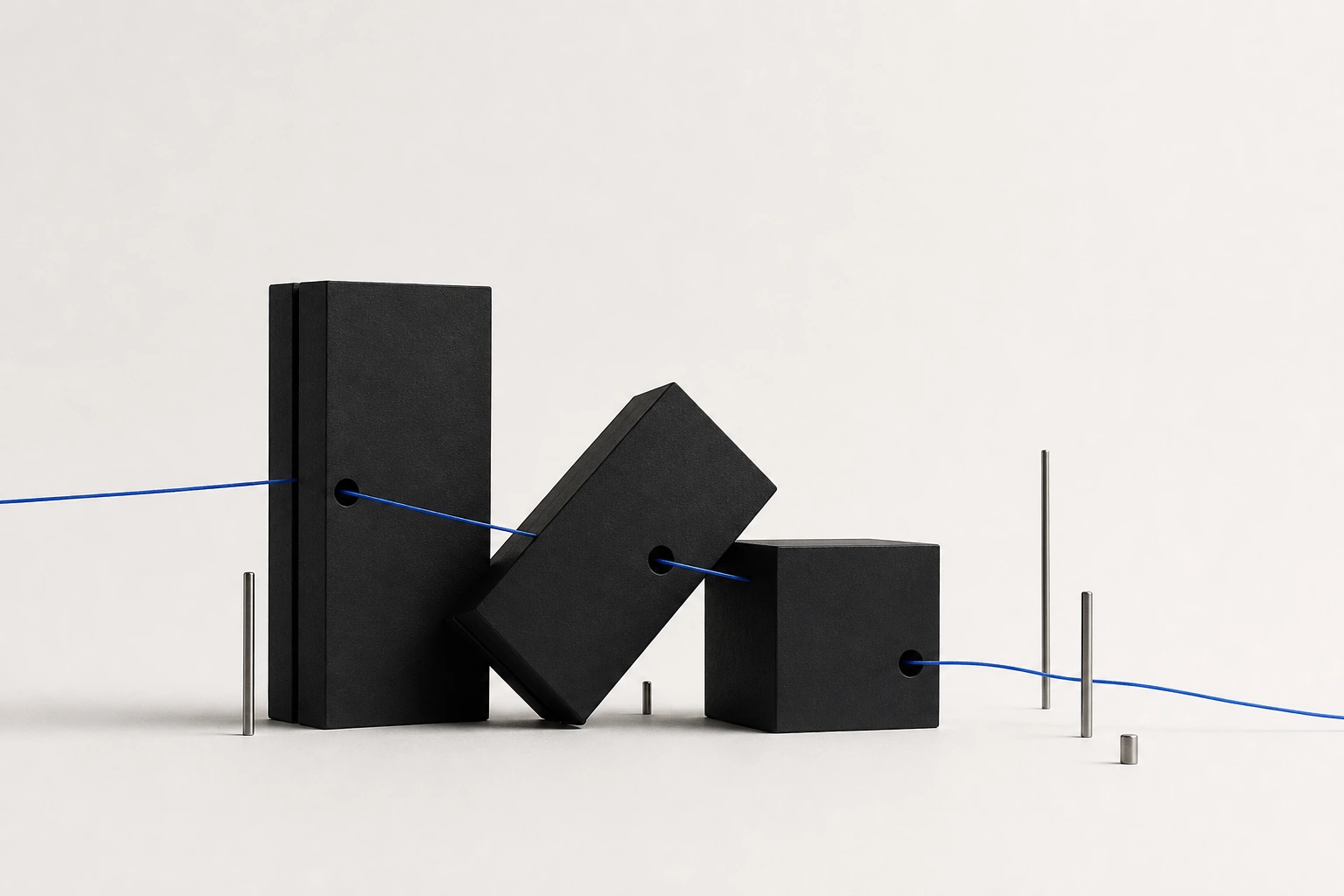 Sculpture de blocs noirs traversée par un fil bleu